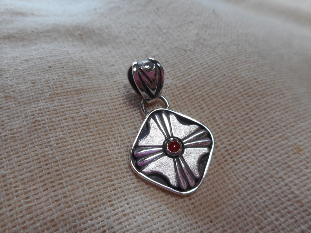 サンバースト　ペンダント