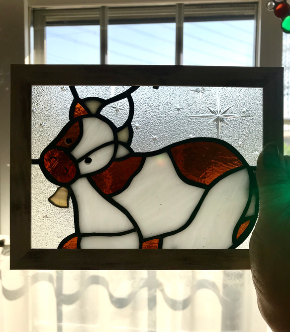 ステンドグラス　干支　牛　丑　正月飾り　木枠付き 2枚目の画像