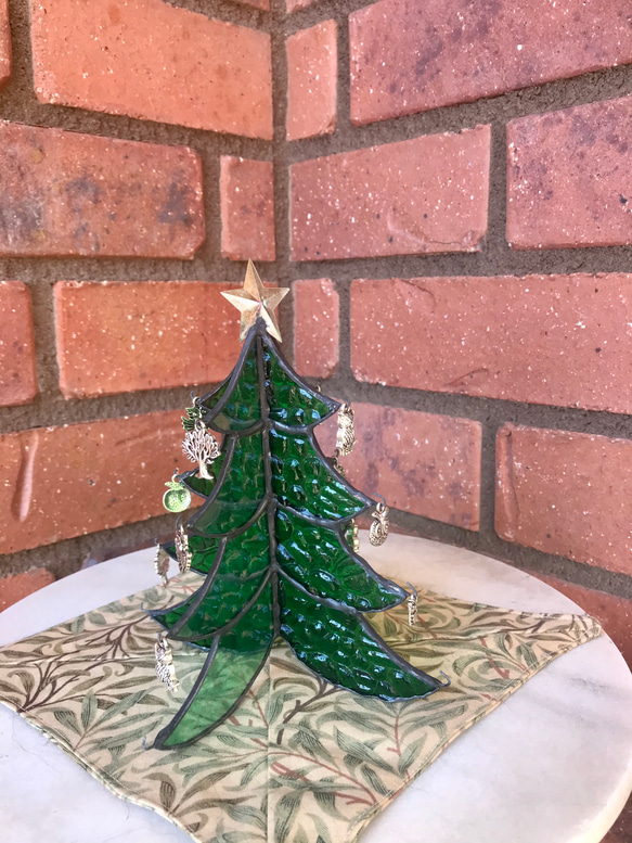 ステンドグラスシンプルなクリスマスツリー 2枚目の画像