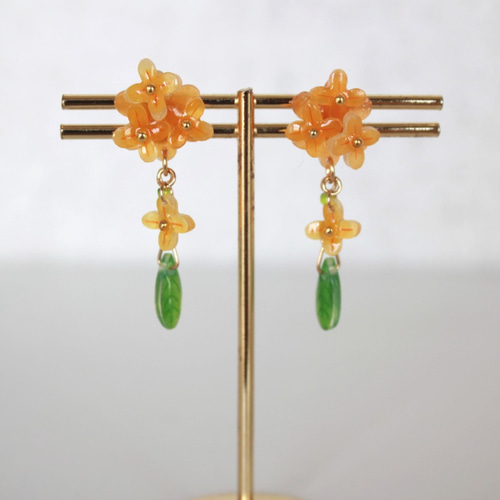 ♡ハンドメイド♡ビジューピアスイヤリング№577金木犀 刺繍糸で編んだ