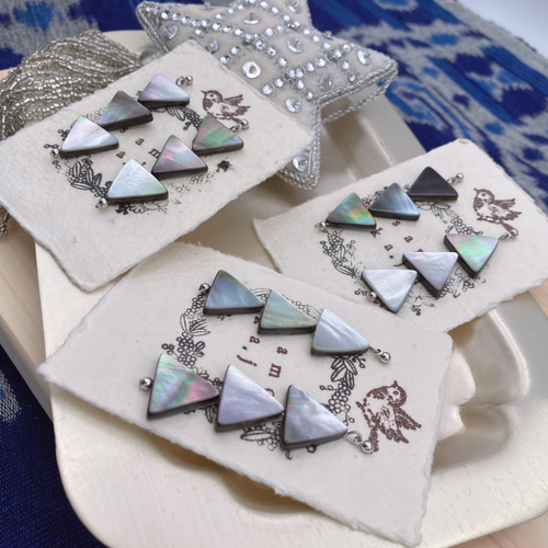 黒蝶貝の三連三角ピアス ピアス(その他) samoka.ju 通販 黒蝶貝の三連三角ピアス ピアス(その他) samoka.ju 通販