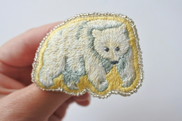 シロクマの刺繍ブローチ 3枚目の画像