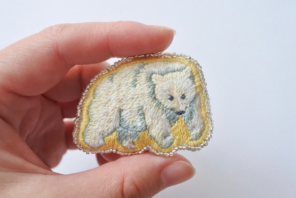 シロクマの刺繍ブローチ 4枚目の画像