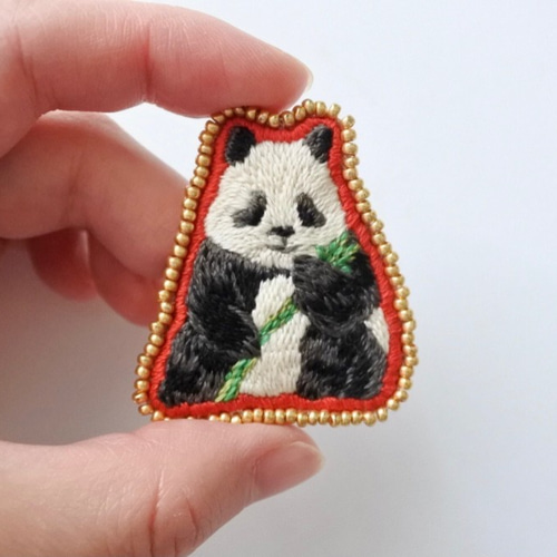 パンダ ブローチ イギリス製 ハンドメイド（笹）ヴィンテージ Panda 笹 パンダブローチ アニマル 竹 キラキラ 上野動物園