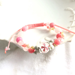 受注制作☆ 桜と白ネコ☆大人女子のための天然石編み込みデザインブレス☆大人可愛い 1枚目の画像