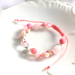 受注制作☆ 桜と白ネコ☆大人女子のための天然石編み込みデザインブレス☆大人可愛い 2枚目の画像