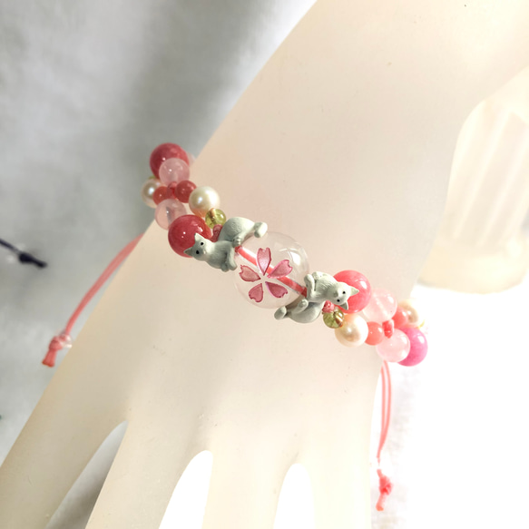 受注制作☆ 桜と白ネコ☆大人女子のための天然石編み込みデザインブレス☆大人可愛い 4枚目の画像