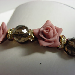 薔薇とスモーキークオーツの編みブレス 3枚目の画像