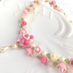 玫瑰花束和珍珠寶石的玫瑰園項圈項鍊 第6張的照片