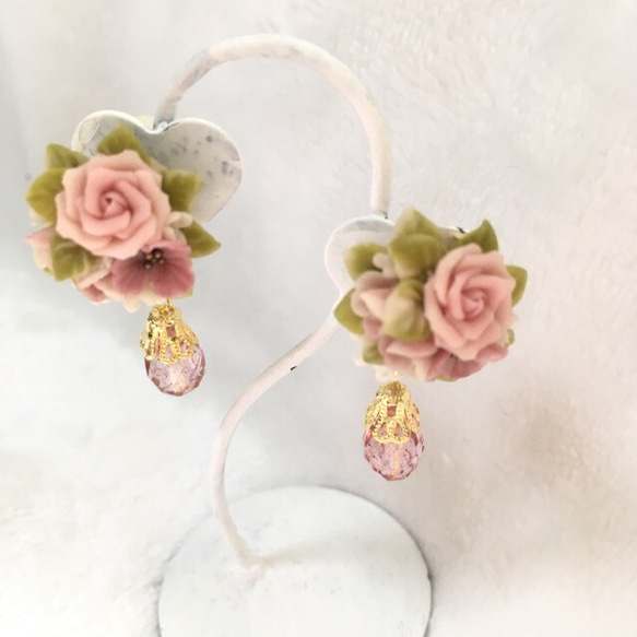 這玫瑰花束和磁鐵耳環珍珠 第3張的照片