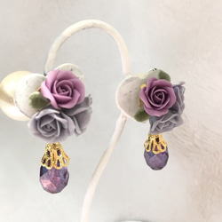 玫瑰花束和珍珠磁性耳環 第1張的照片