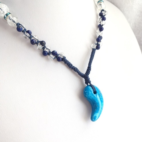 ハウライトターコイズ勾玉とクラック水晶・ラピスラズリの編み込み