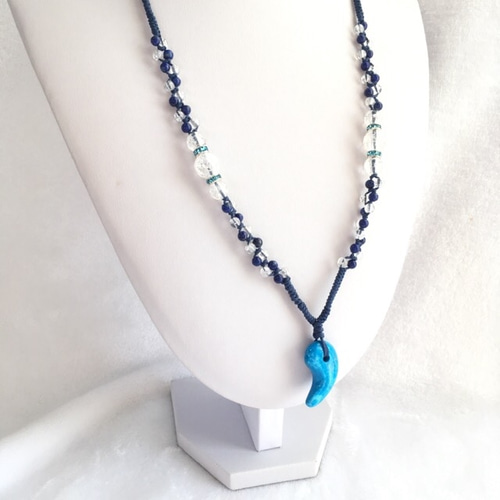 ハウライトターコイズ勾玉とクラック水晶・ラピスラズリの編み込み