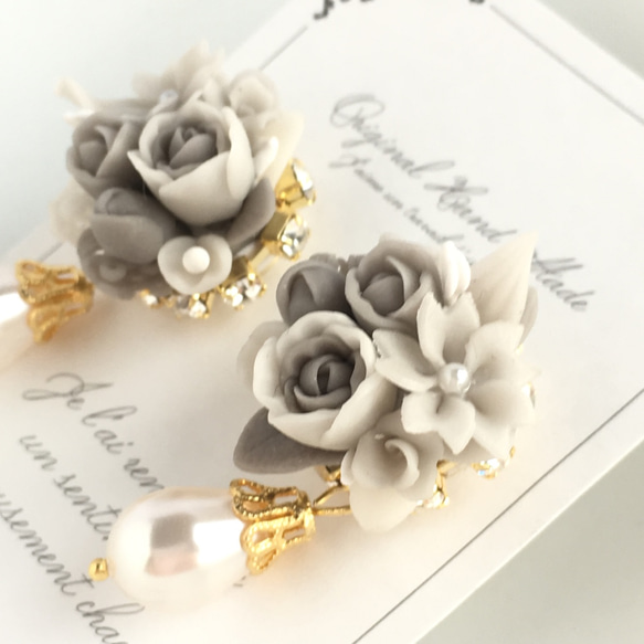 玫瑰花束和指甲爪鑽石閃光耳環 第7張的照片