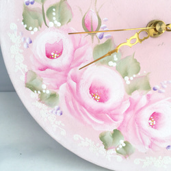 ピンクの薔薇とエンボス加工のウォールクロック☆電波時計に変更可能 5枚目の画像