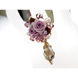 玫瑰花束和施華洛世奇·珍珠戒指 第1張的照片