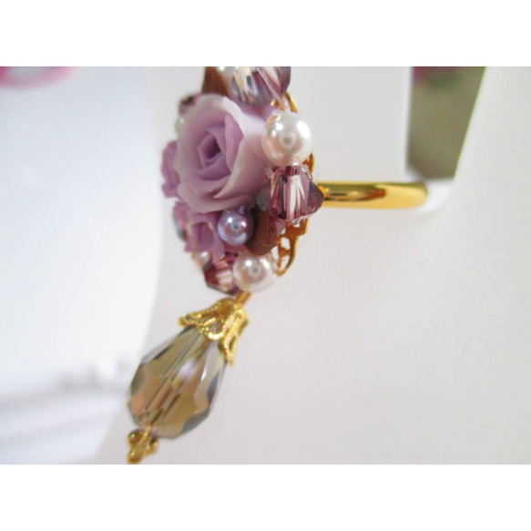 玫瑰花束和施華洛世奇·珍珠戒指 第3張的照片