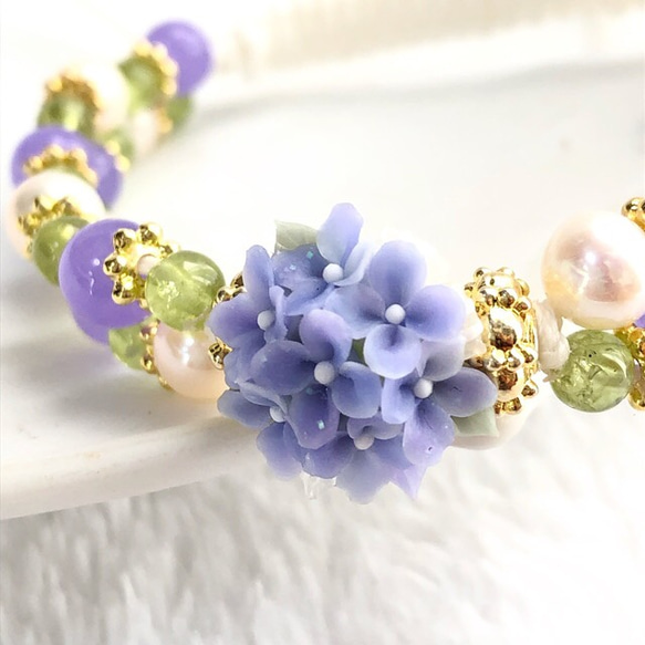 紫陽花ブーケと天然石の編み込みブレス☆紫陽花カラー 2枚目の画像