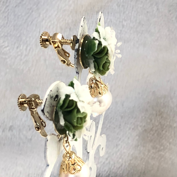 玫瑰和百合層疊花束和淡水珍珠耳環 第2張的照片