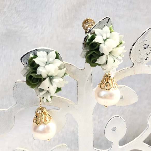 玫瑰和百合層疊花束和淡水珍珠耳環 第5張的照片