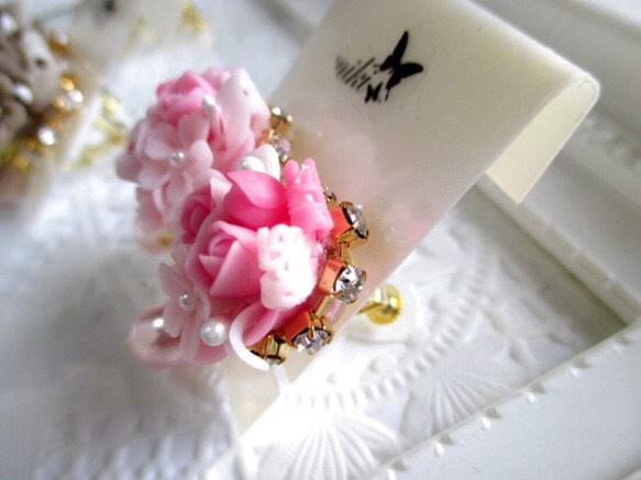 薔薇ブーケとキラキラ連爪ラインストーンのイヤリング☆5カラー 3枚目の画像
