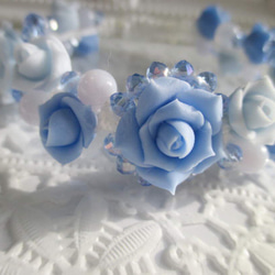 薔薇と天然石のキラキラローズガーデン編み込みブレス☆ブルー系 1枚目の画像