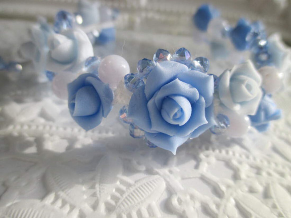 薔薇と天然石のキラキラローズガーデン編み込みブレス☆ブルー系 1枚目の画像