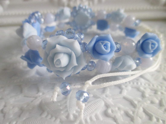 薔薇と天然石のキラキラローズガーデン編み込みブレス☆ブルー系 2枚目の画像