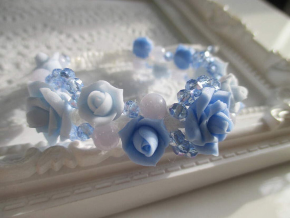 薔薇と天然石のキラキラローズガーデン編み込みブレス☆ブルー系 3枚目の画像