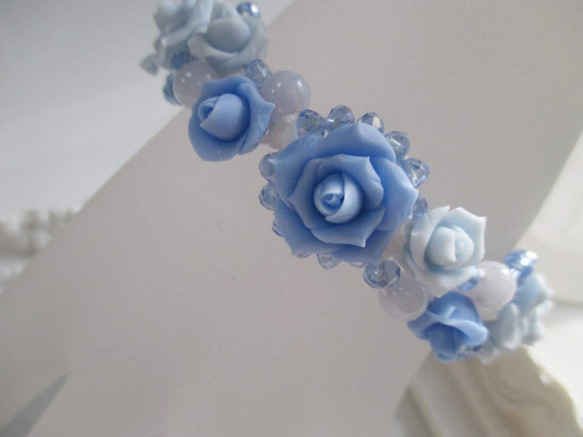 薔薇と天然石のキラキラローズガーデン編み込みブレス☆ブルー系 4枚目の画像