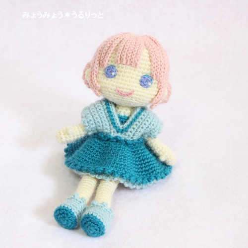 着せ替えできるリバーシブルワンピのお団子ヘアの女の子(ブルー