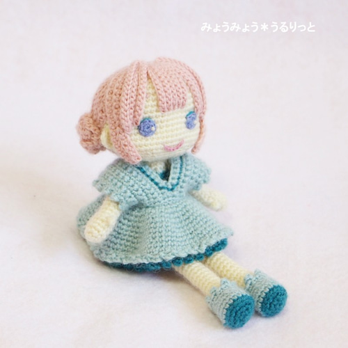 着せ替えできるリバーシブルワンピのお団子ヘアの女の子(ブルー