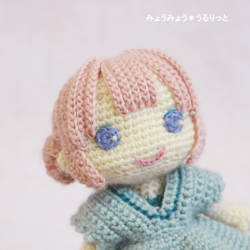 着せ替えできるリバーシブルワンピのお団子ヘアの女の子(ブルー