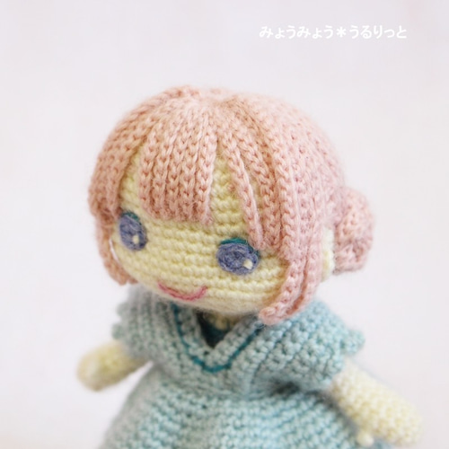 着せ替えできるリバーシブルワンピのお団子ヘアの女の子(ブルー