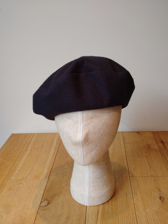 トップ広めで被り方楽しめるベレー帽 beret scramble wide navy 1枚目の画像