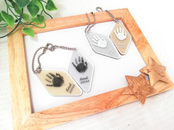 大人のカバンにつけてもおしゃれな手形足形アクリルキーホルダー☆彡 1枚目の画像