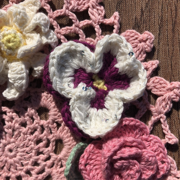 白いパンジーとマーガレット、ミニバラのピンクのドイリー手編みレース編みかぎ針編み 2枚目の画像