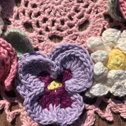 白いパンジーとマーガレット、ミニバラのピンクのドイリー手編みレース編みかぎ針編み 4枚目の画像