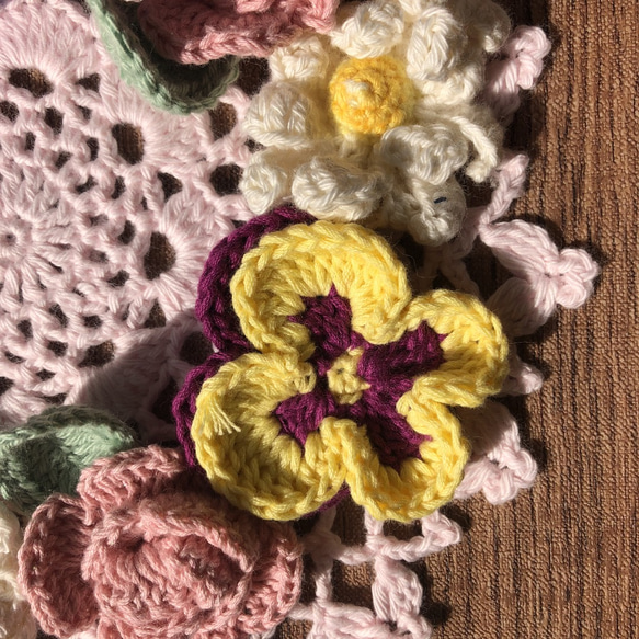 白いパンジーとマーガレット、ミニバラのピンクのドイリー手編みレース編みかぎ針編み 3枚目の画像
