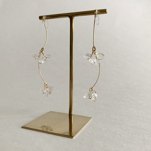 Tiny Crystal Flower Earrings 1枚目の画像