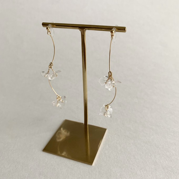 Tiny Crystal Flower Earrings 4枚目の画像
