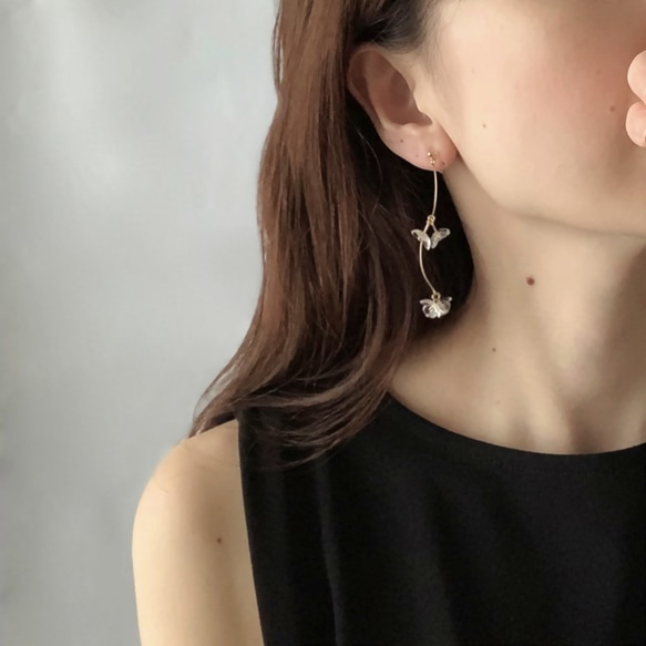 Tiny Crystal Flower Earrings 5枚目の画像