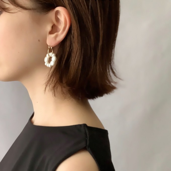 Irregular Shaped Pearl Hoop Pierced Earrings 1枚目の画像