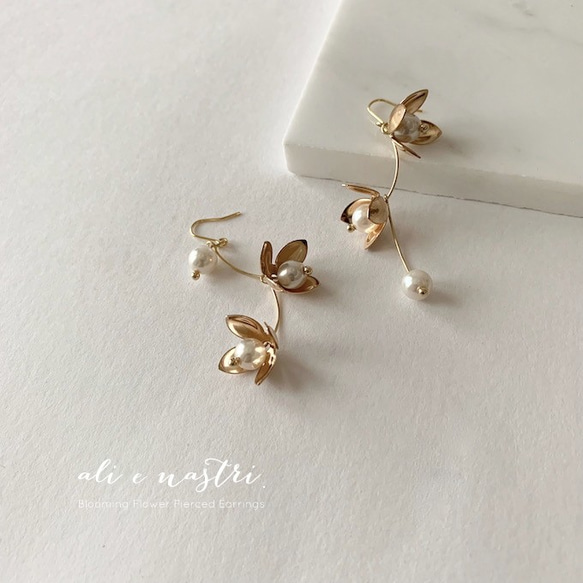 Blooming Flower Pierced Earrings 1枚目の画像