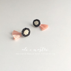 【2WAY】ビーズ刺繍＆フリンジピアス／BLACK x CORAL 1枚目の画像