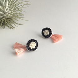 【2WAY】ビーズ刺繍＆フリンジピアス／BLACK x CORAL 2枚目の画像