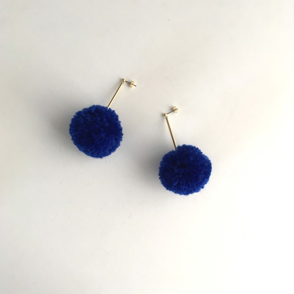 PomPomピアス／BLUE 2枚目の画像