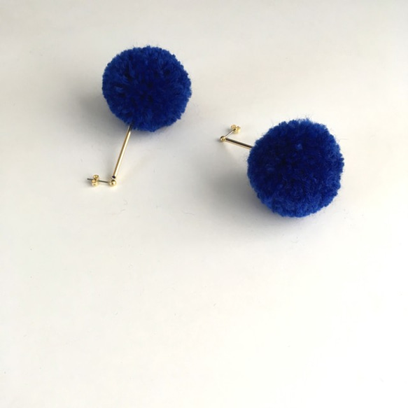 PomPomピアス／BLUE 3枚目の画像