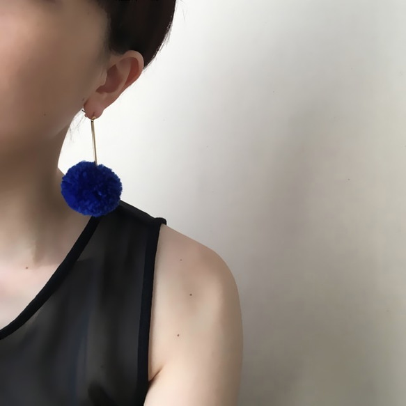 PomPomピアス／BLUE 5枚目の画像