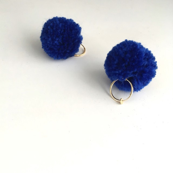 PomPom圈式耳環/藍色 第2張的照片